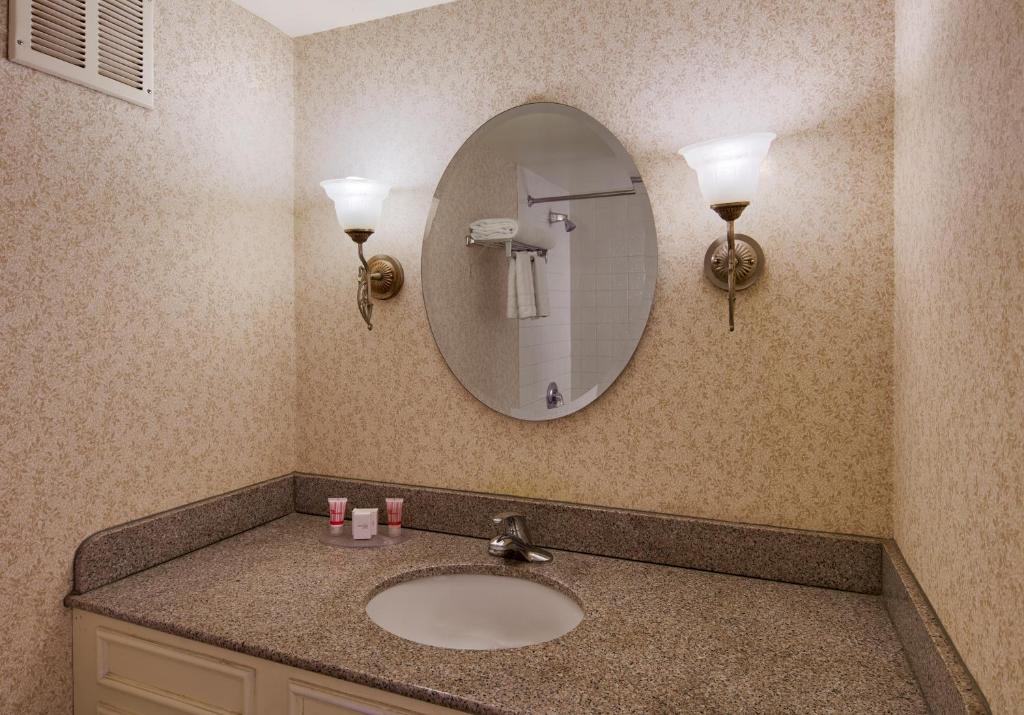 Fab Room 2 Queens Non-Smoking