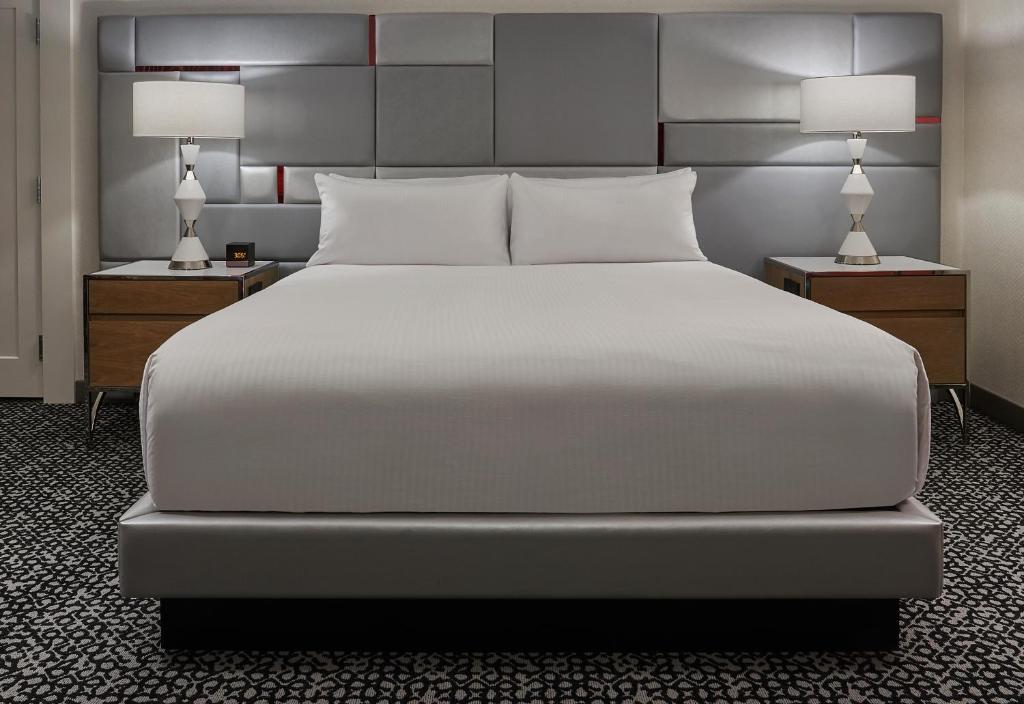 Flamingo Premium Room 1 King Non-Smoking