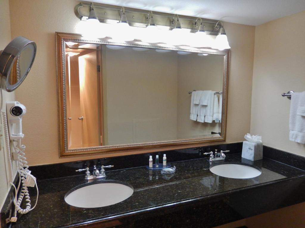 Junior King Suite – Non-Smoking