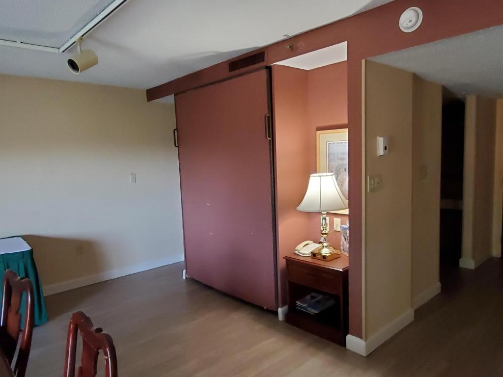 Studio Suite with Murphy Bed – Non-Smoking