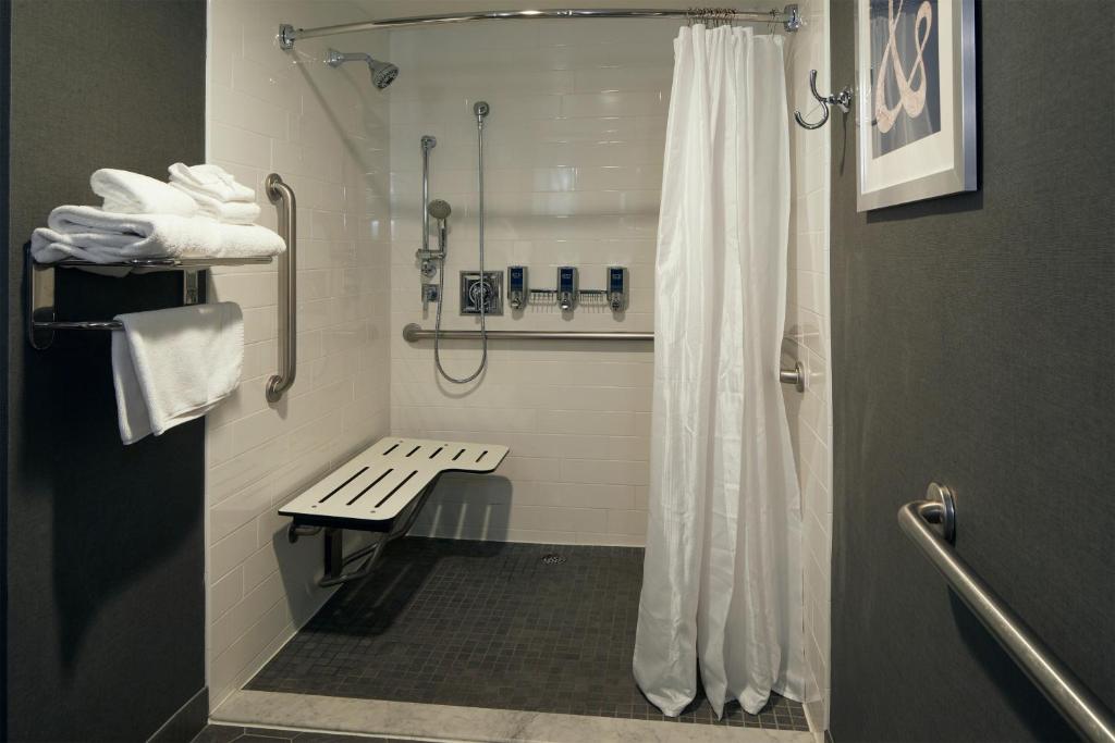 King Room with Adapted Tub – Mobility and Hearing Accessible