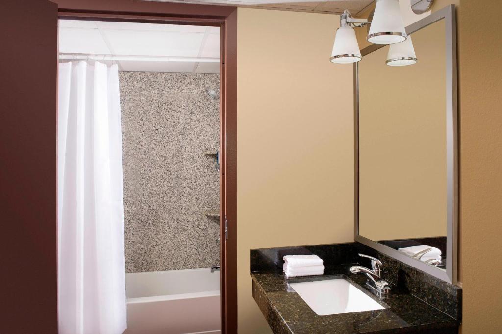 Guest room 2 Queen Oceanfront Balcony