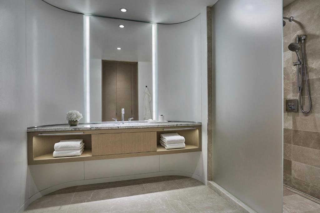 Premier Landmark King Room