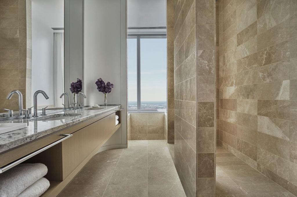 Skyline Corner One Bedroom King Suite