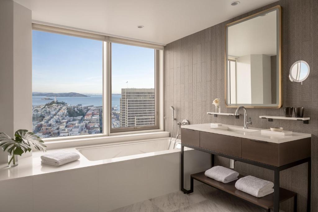 Corner King Suite with Bay View