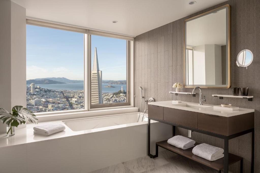 Corner King Suite with Golden Gate View