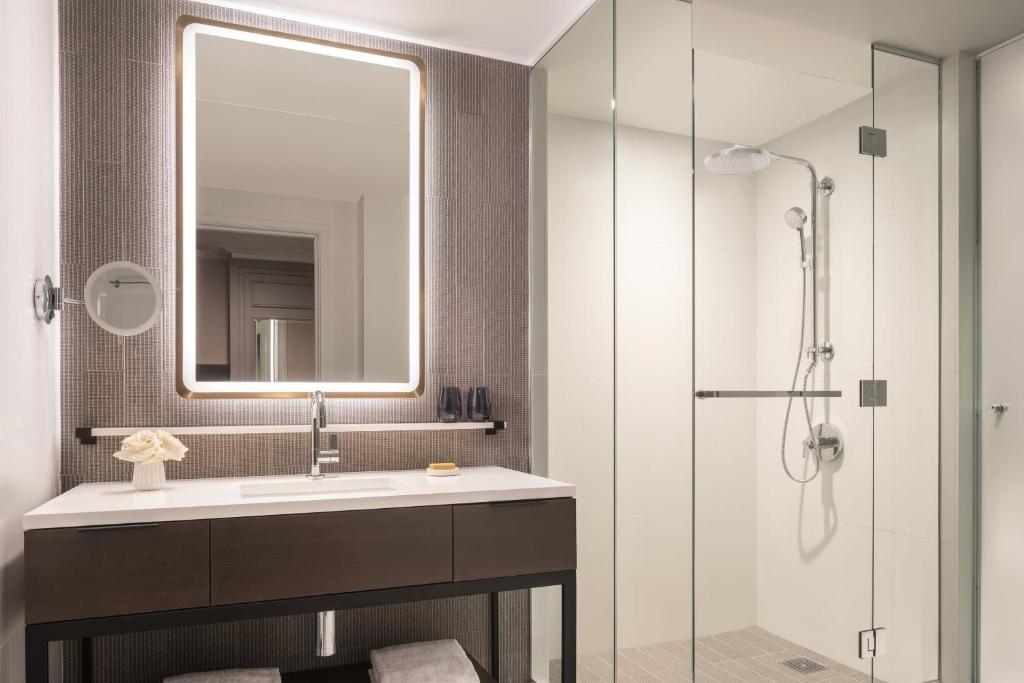 Deluxe King Room with Bay View