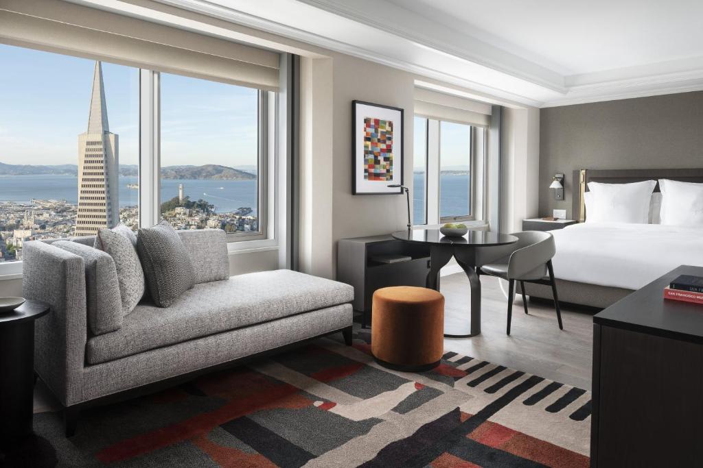 Deluxe King Room with Bay View – Hearing Accessible