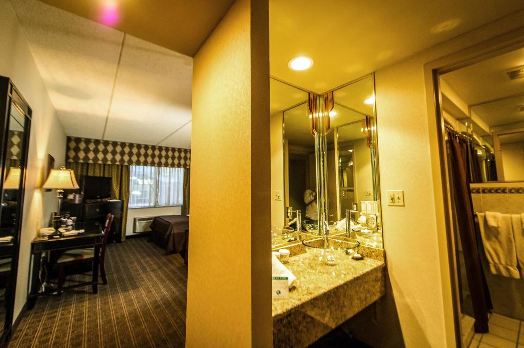 Queen Room with Two Queen Beds – Non-Smoking