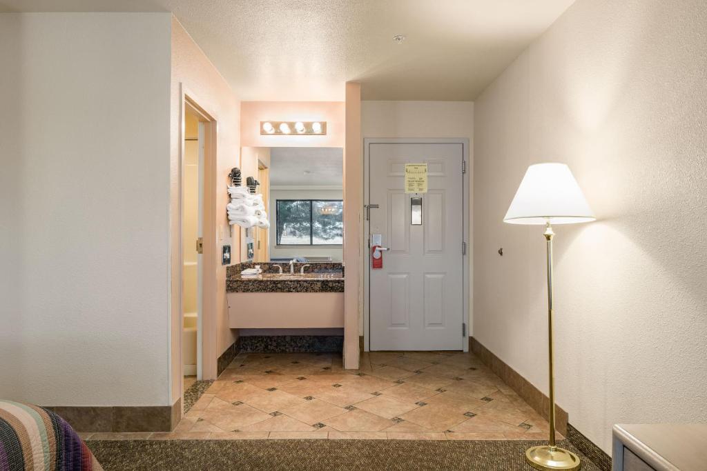 Queen Room with Two Queen Beds – Non-Smoking