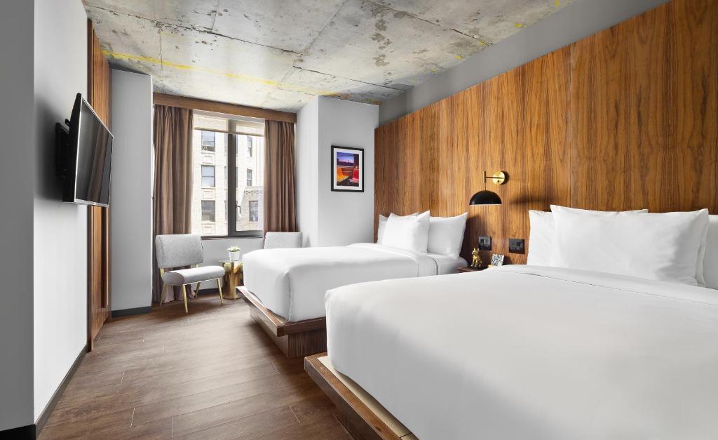 Double Room with Two Double Beds and Shower – Accessible