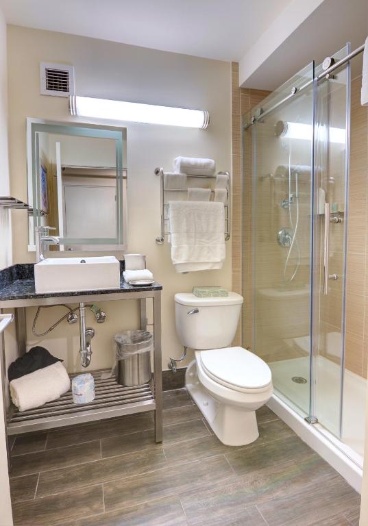 King Room with Balcony – Ocean Front