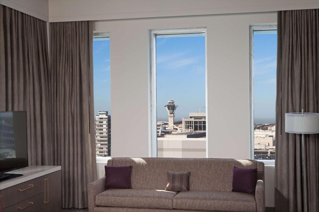 Deluxe King Room with Airport View