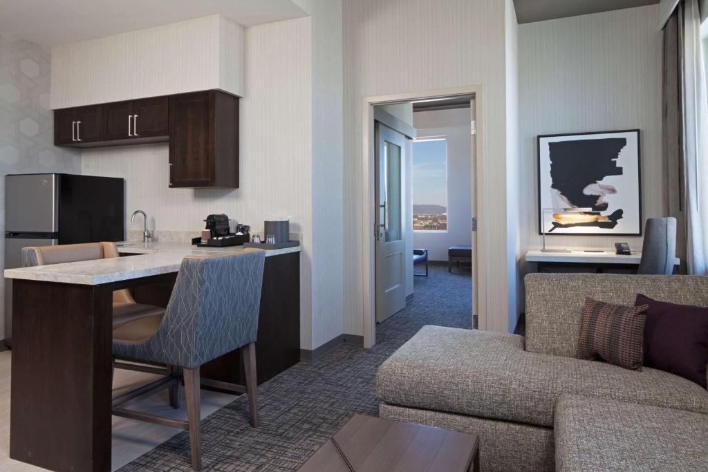 Deluxe King Suite – Hearing Accessible