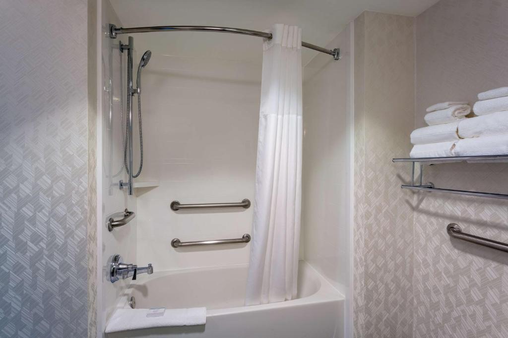 Queen Room with Two Queen Beds – Bath Tub – Disability Access