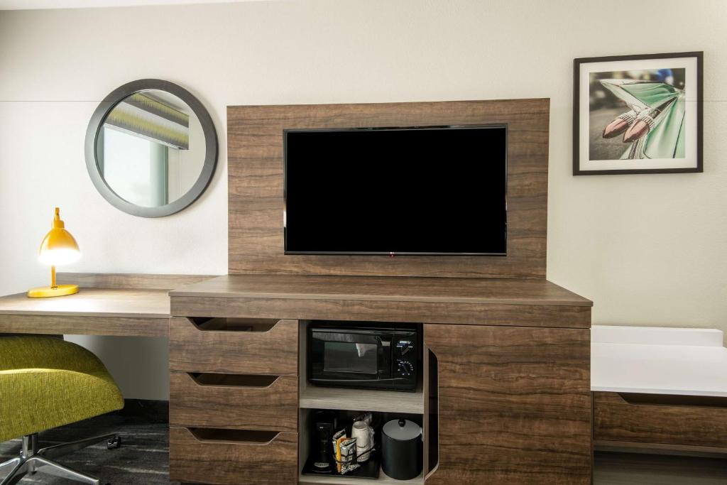 One-Bedroom Queen Suite – Non-Smoking