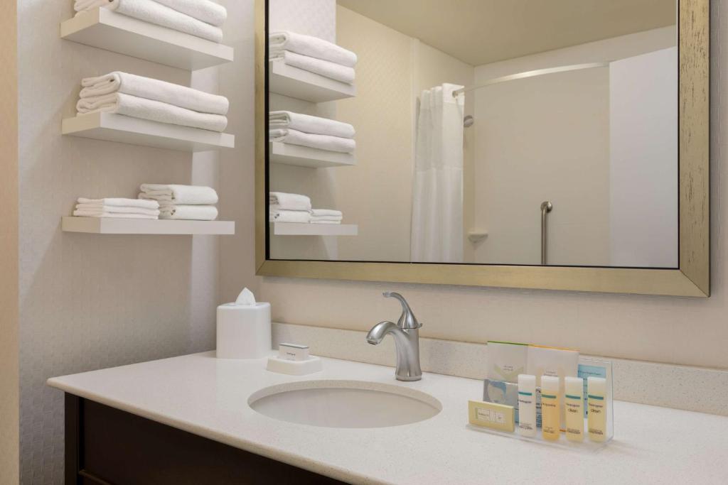 Queen Room with Two Queen Beds – Hearing Accessible