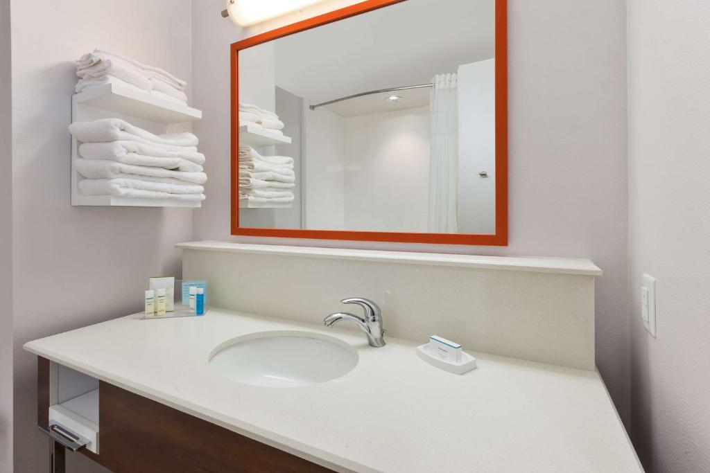 Queen Room with Two Queen Beds – Non-Smoking