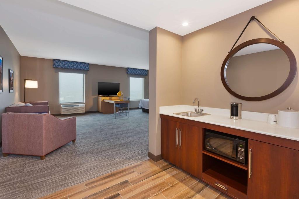 Queen Studio Suite – Non-Smoking