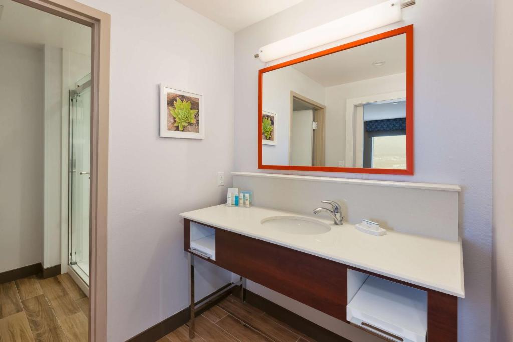 Queen Studio Suite – Non-Smoking