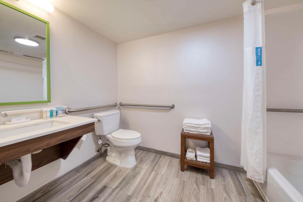 King room Accessible with Tub Non-Smoking