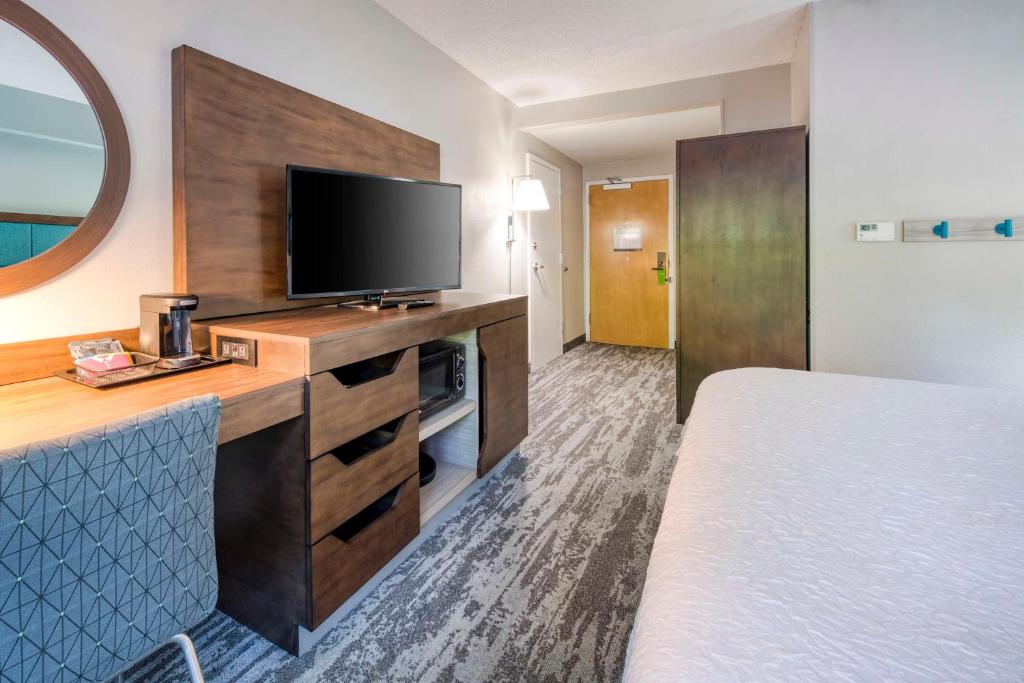 King Room with Roll-In Shower – Disability Access