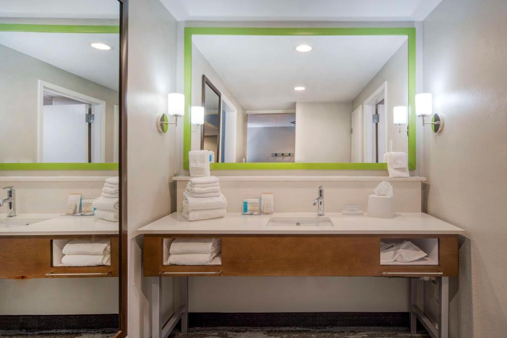 King Suite with Fireplace Non-smoking