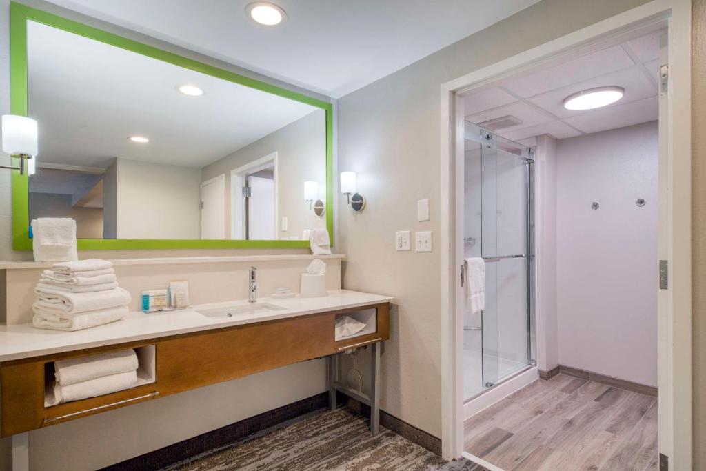 King Suite with Fireplace Non-smoking