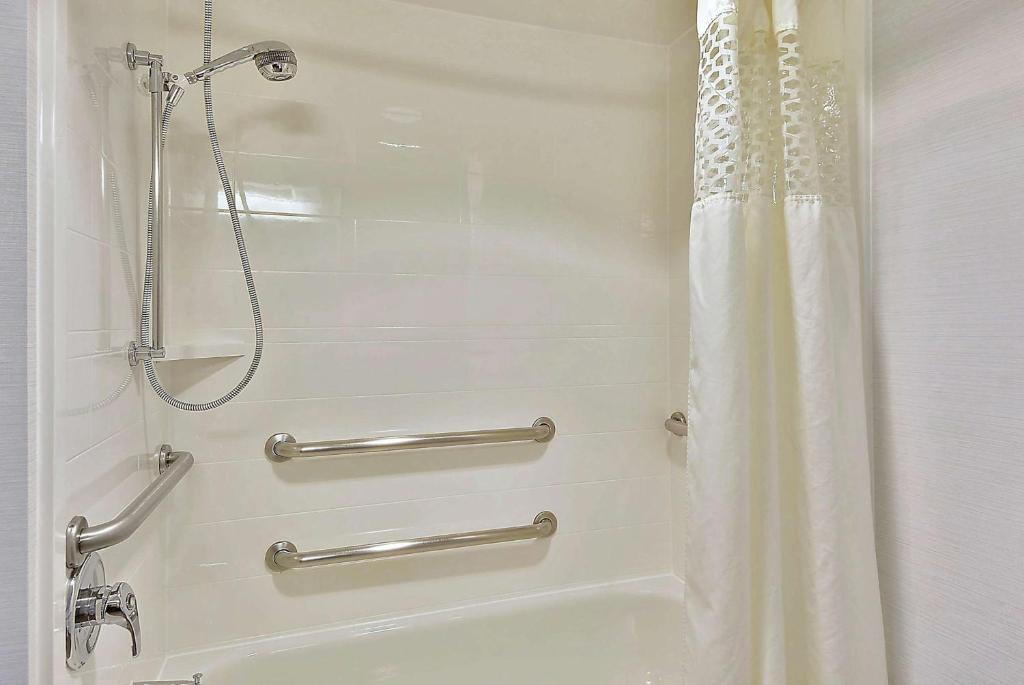 King Room with Bath – Mobility Access