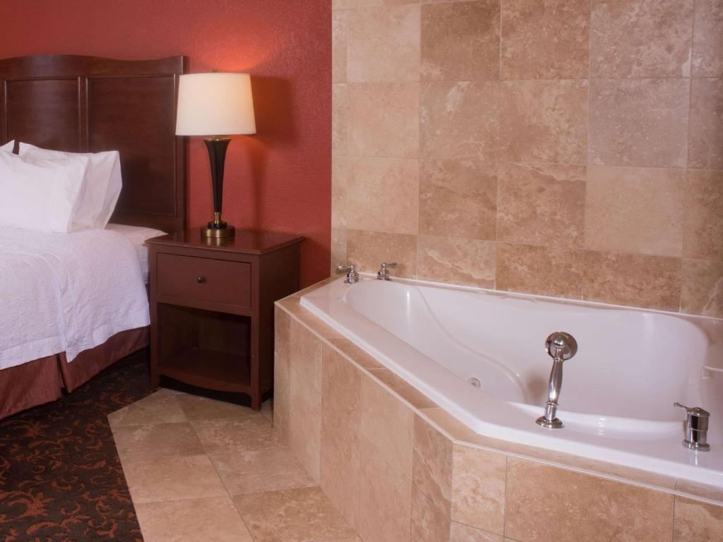 King Studio Suite with Whirlpool – Non-Smoking