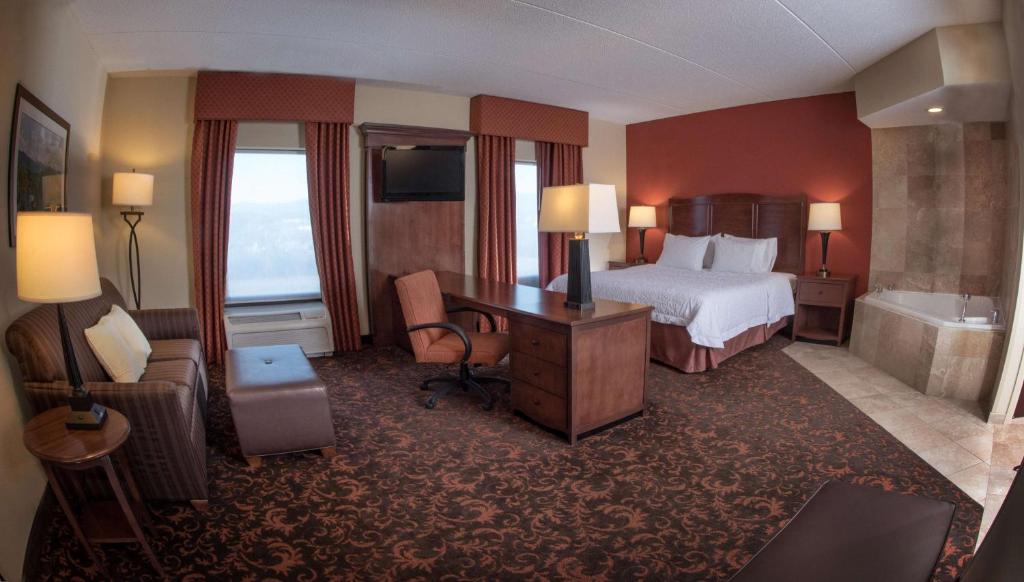 King Studio Suite with Whirlpool – Non-Smoking