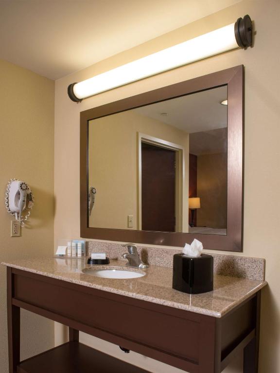 King Studio Suite with Whirlpool – Non-Smoking