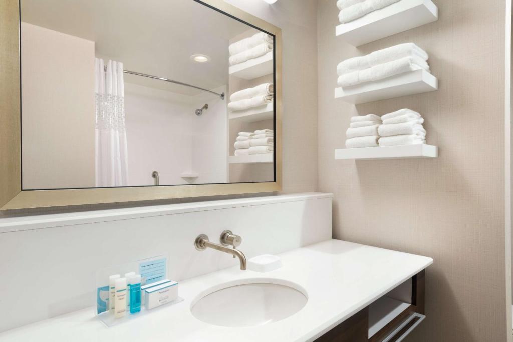 Queen Room with Two Queen Beds – Non-Smoking