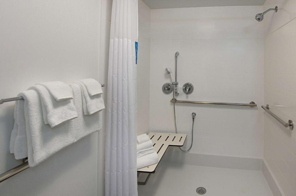 King Room MobilityHearing Accessible – Non-Smoking