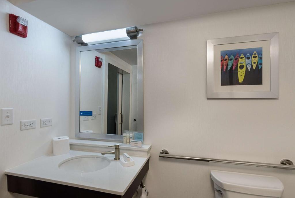 King Room MobilityHearing Accessible – Non-Smoking