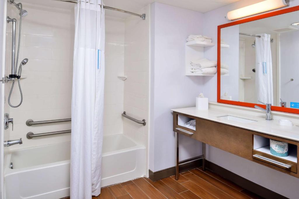 Queen Room with Two Queen Beds – Disability AccessNon-Smoking