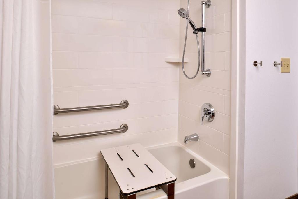 Queen Room with Two Queen Beds – Disability AccessNon-Smoking