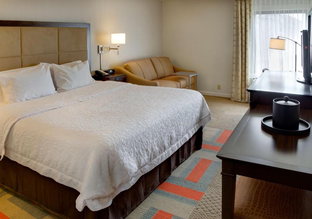 Deluxe King Room – Non-Smoking