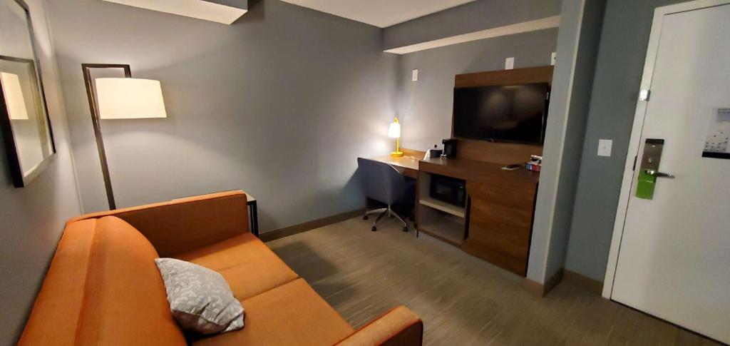 Queen Suite with Two Queen Beds – Non-Smoking