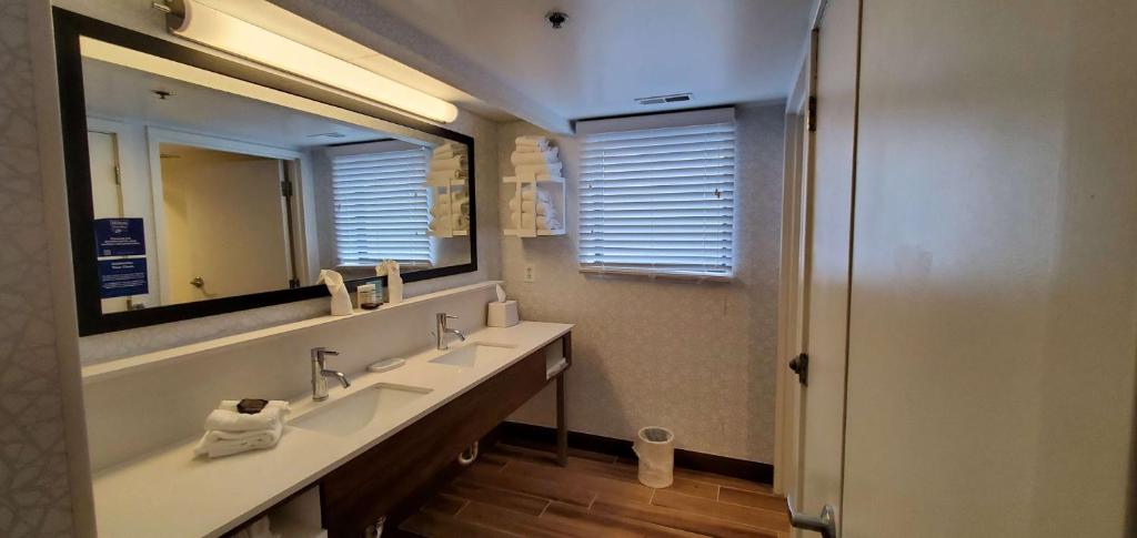 Queen Suite with Two Queen Beds – Non-Smoking