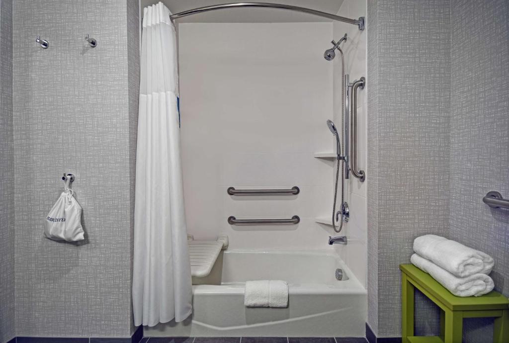 King Room with Bath Tub – MobilityHearing Accessible – Non-Smoking