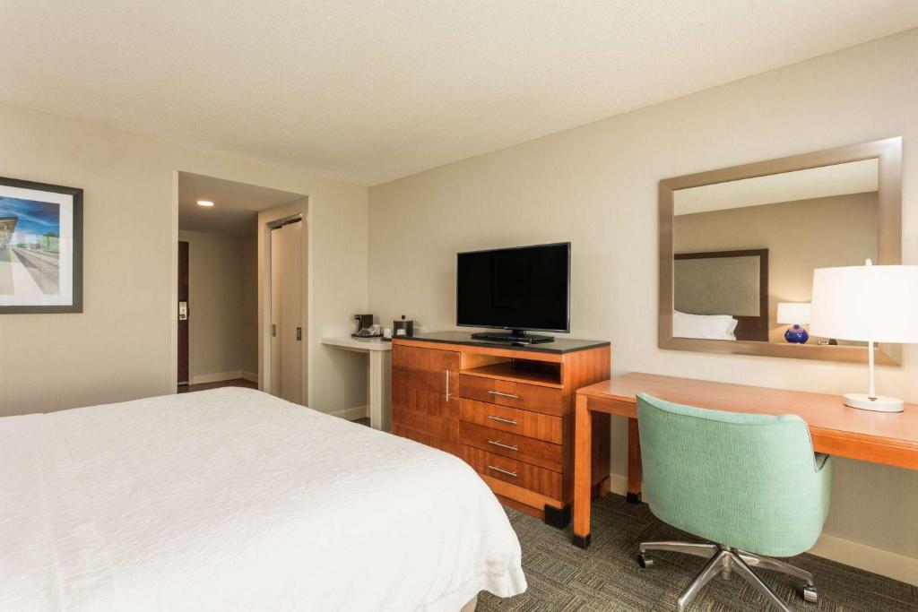 King Room with Tub – Mobility AccessNon-Smoking