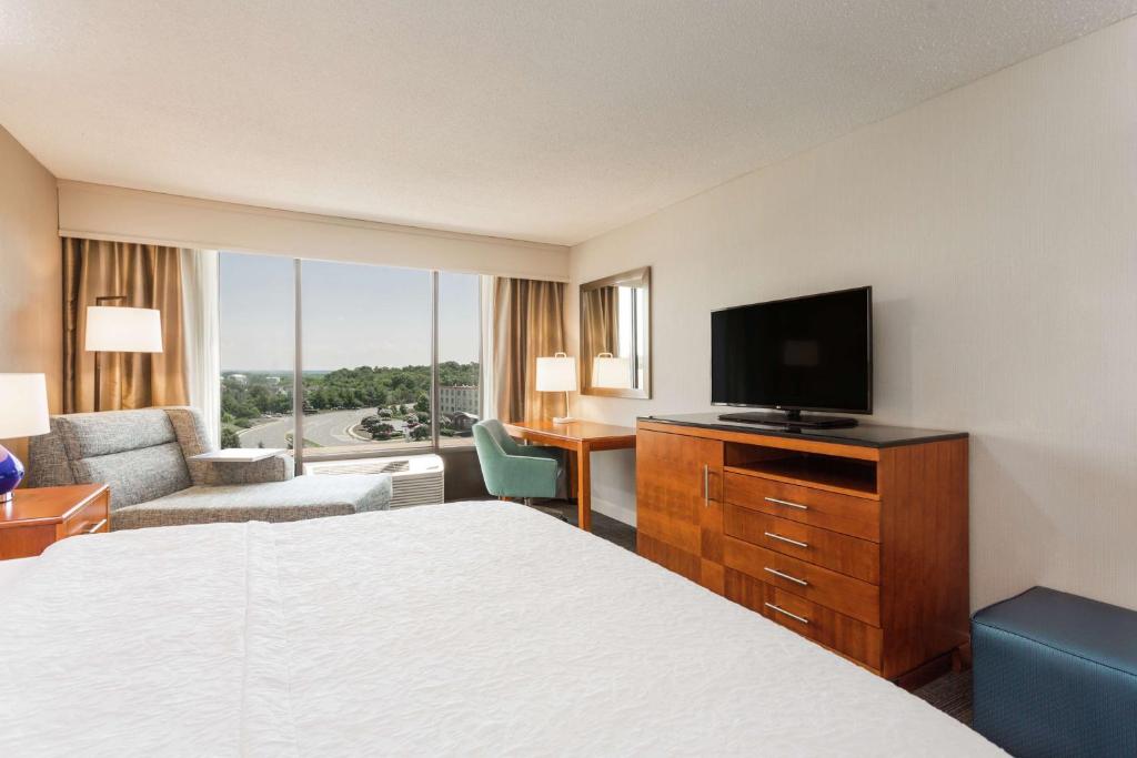 Non-Smoking King Room with Easy Chair