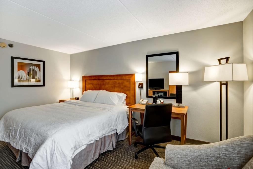 King Room – Non-Smoking with mini-fridge & microwave