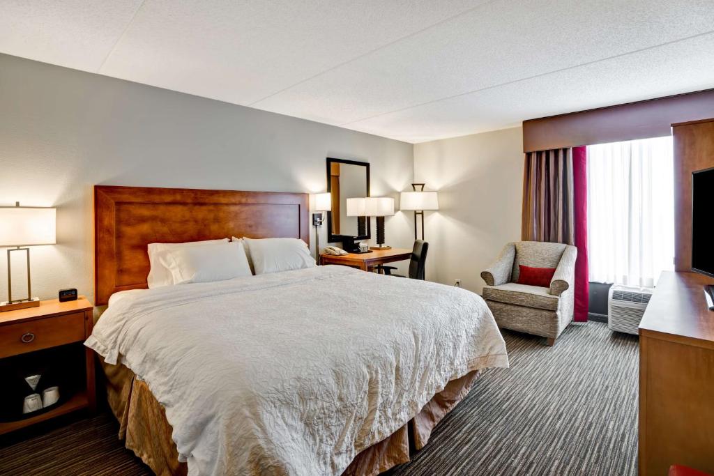 King Room – Non-Smoking with mini-fridge & microwave