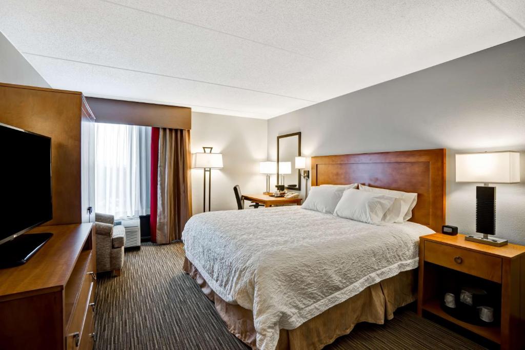 King Room with Wet Bar – Non-Smoking with mini-fridge & microwave