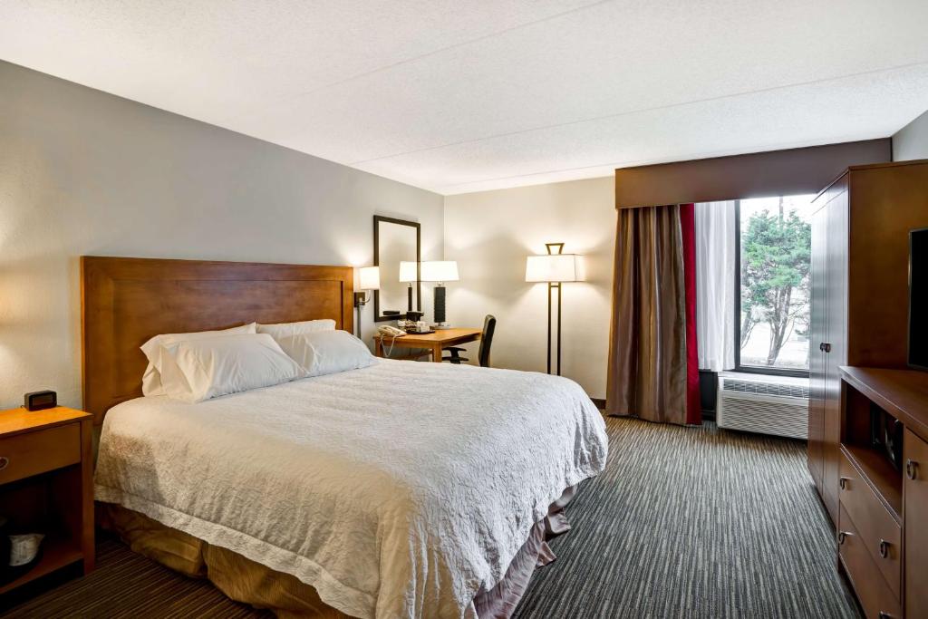 King Room with Wet Bar – Non-Smoking with mini-fridge & microwave