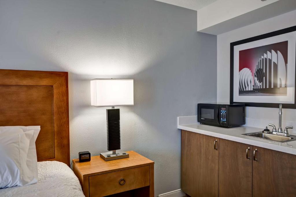 King Room with Wet Bar – Non-Smoking with mini-fridge & microwave