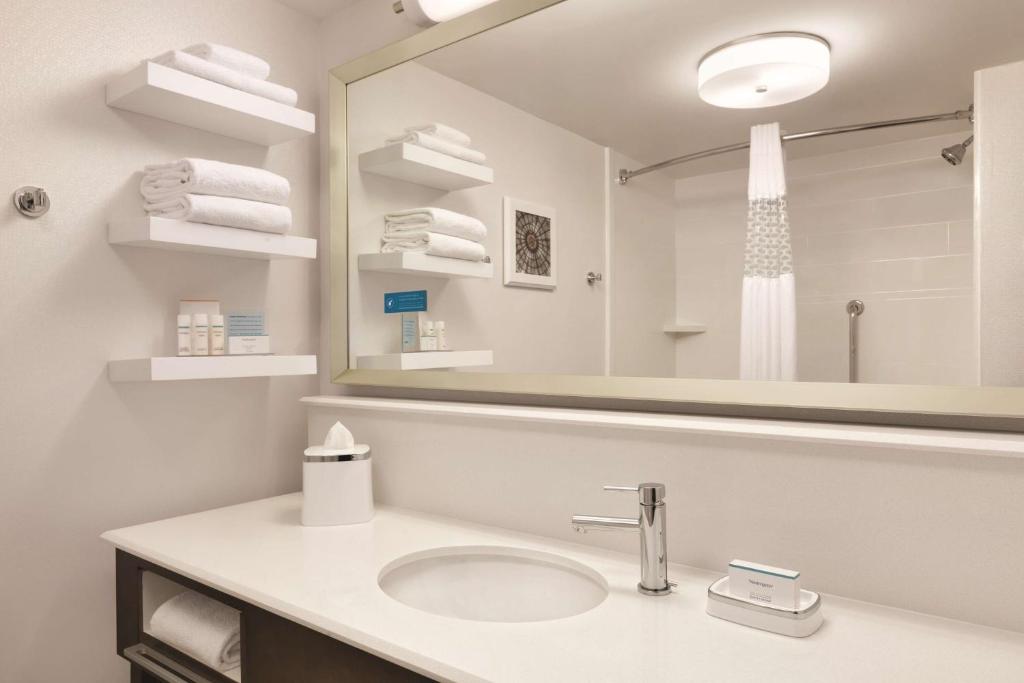 Queen Room with Two Queen Beds – Non-Smoking