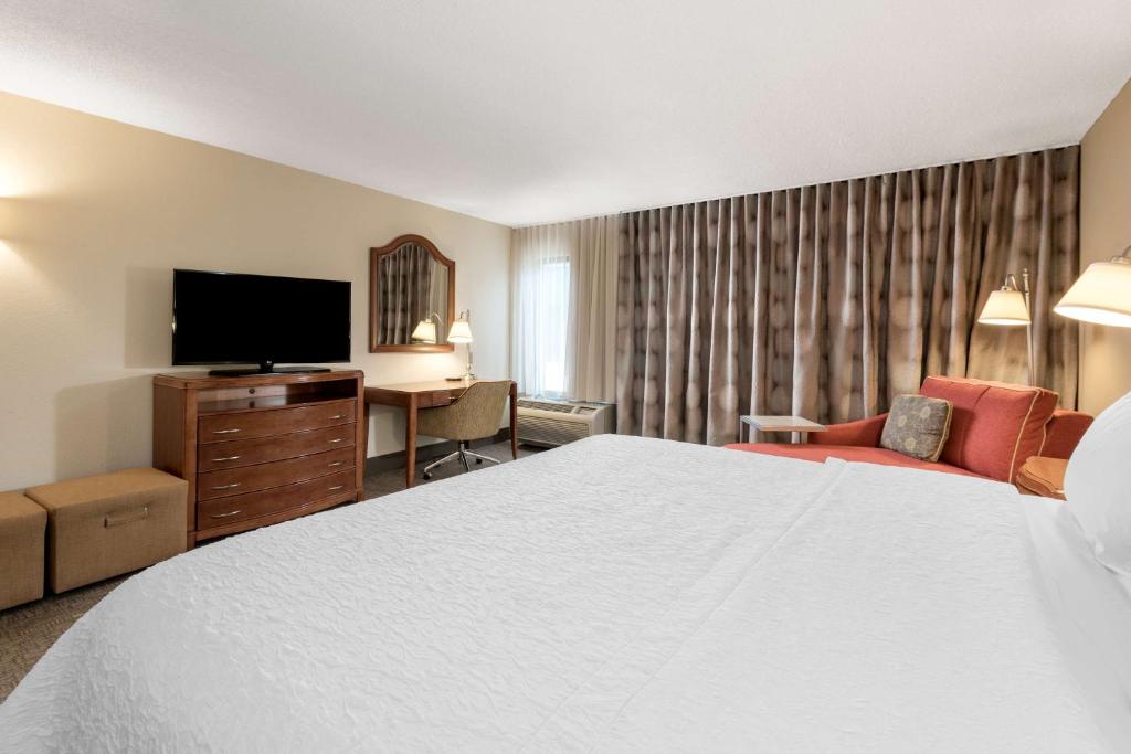 Deluxe King Room with Wetbar – Non-Smoking